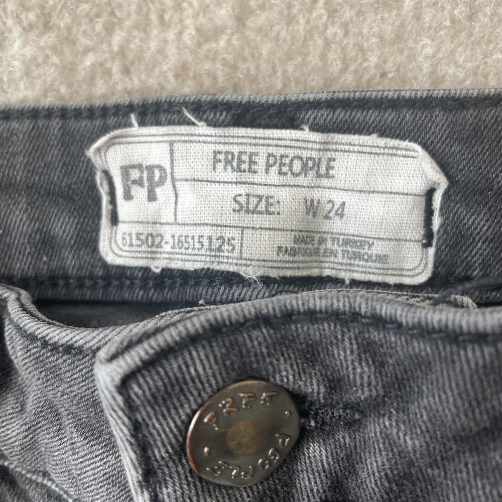 Free People Jeans Womens 24 Gray/Light Wash Black Distressed Stretch Fringe Hem - Picture 4 of 12